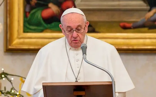 Vaticano inicia vacunación anticovid; papa Francisco recibe primera dosis