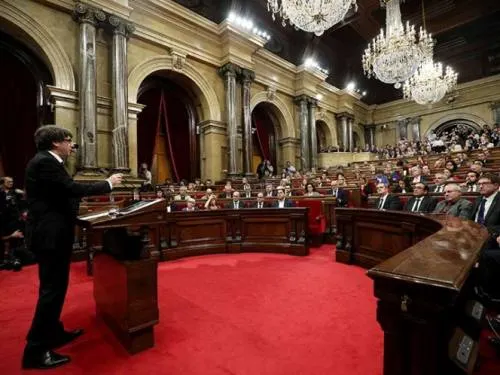 Presidente catalán convoca al diálogo y ‘congela’ independencia