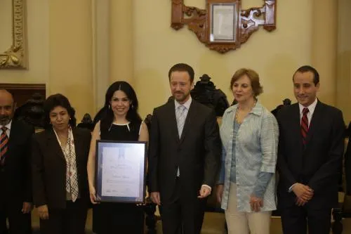 Entrega Luis Banck el reconocimiento “Poblana Distinguida” a la soprano, Rebeca Olvera
