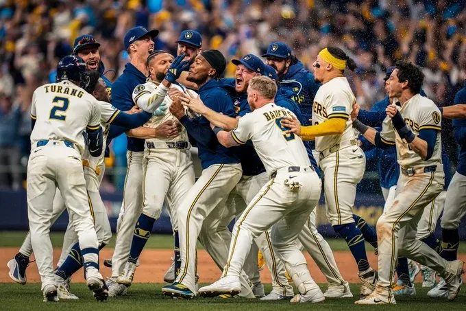 Playoffs de MLB: Milwaukee se acerca a la siguiente ronda y hoy vuelven los Yankees