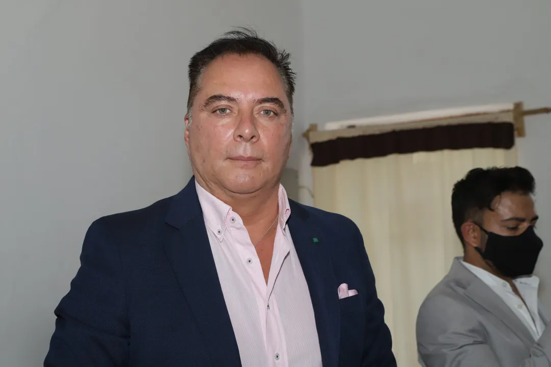 Niega Rivera Santamaría ser otro político más al registrarse como candidato de FXM