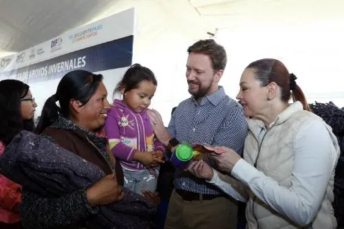 Luis Banck y Susy Angulo de Banck entregan apoyos invernales a vecinos del norte de la Ciudad