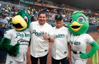 En compañía de su papá, el gobernador Armenta asistió al juego inaugural de los Pericos de Puebla