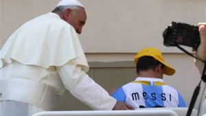 Papa ofrece ?ride? a fan de Messi luego de audiencia