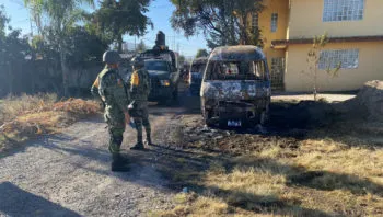 Incendian cuatro unidades de transporte público en Santa María Malacatepec