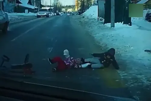 Niños caen de trineo al cruzar la calle; la mamá no se da cuenta