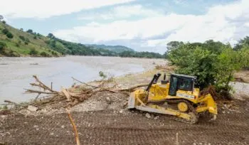 Avance en Pantepec: aperturan caminos y entregan víveres, tres municipios continúan incomunicados
