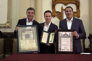 Gobierno y ayuntamiento entregan Clavis Palafoxiana y Cédula Real a Manuel Velasco