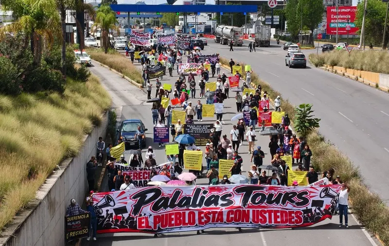 Bloqueo en la Vía Atlixcáyotl: usuarios exigen que regrese Palalia’s Tours