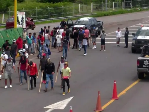 Normalistas y comuneros secuestran a transportistas en Turícuaro