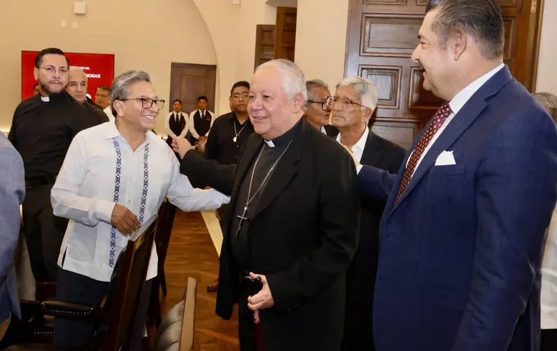 Gobernador de Puebla, Alejandro Armenta, y Monseñor Víctor Sánchez, arzobispo, acuerdan trabajar juntos en beneficio de la comunidad