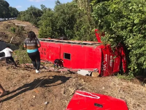 Vuelca autobús en la México-Tuxpan; hay 20 lesionados