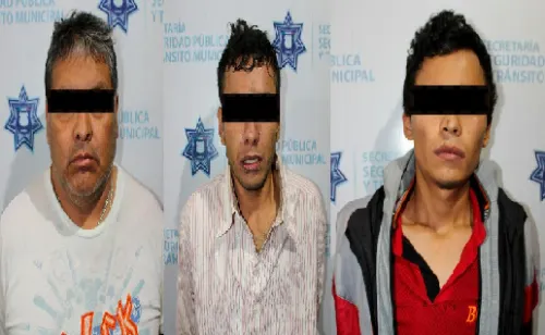 Policía municipal recupera vehículo robado, hay tres detenidos