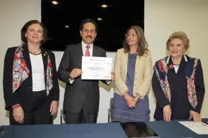 Alfonso Esparza entrega donativo a la Cruz Roja