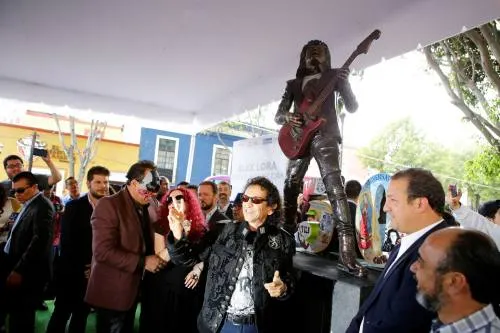 Develan estatua del cantautor poblano, Alex Lora, en el barrio de Analco
