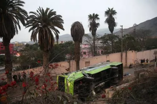 Accidente de bus turístico en Perú deja al menos 9 muertos y 36 heridos
