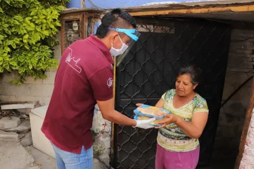San Pedro Cholula se une a campaña “Apoyo de Corazón” y entrega tonelada y media de pollo a familias
