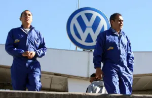 VW ofrece 3% y sindicato se baja a 7%; sigue la negociación