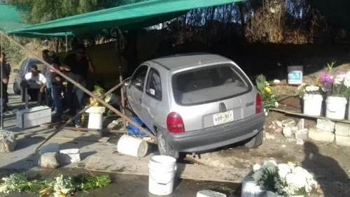 Automovilista se estrella contra puesto de flores en Periférico Ecológico