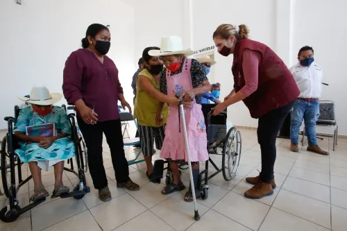 Atiende SEDIF a personas con discapacidad de Xayacatlán