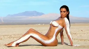 Kim Kardashian se desnuda nuevamente en desierto de California