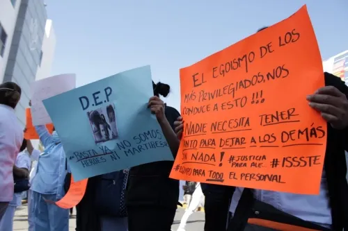 Padre de camillero del ISSSTE muerto por Covid, pide indemnicen a su familia