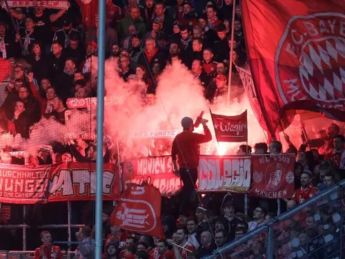 Jugadores responden a ultras; un final surrealista