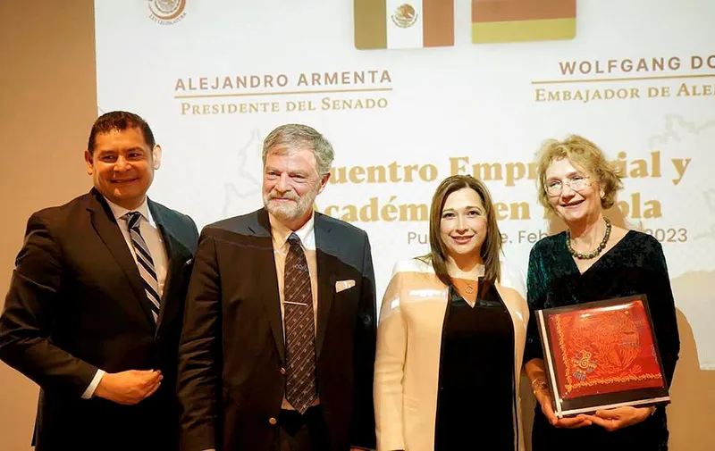 Alejandro Armenta, presidente del Senado, y Wolfgang Dold, embajador de Alemania en México, con sus esposas, Cecilia Arellano y Hanna Meuß-Dold, respectivamente. Foto: Especial