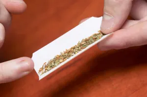 Por llevar marihuana detienen a 2 en Chietla