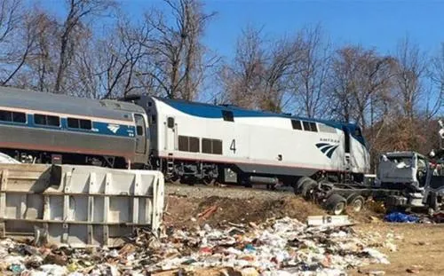 Tren con legisladores a bordo choca contra un camión en EU
