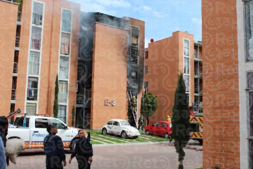 Mujer sufre quemaduras tras explosión de gas en San José Chapulco