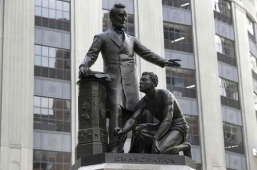 Quitan estatua de Lincoln con esclavo a sus pies; incomodaba