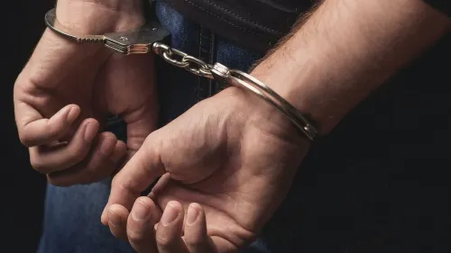 Investigan a policía de Puebla que traía gasolina y efectivo