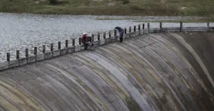 Hallan cuerpo baleado en lago de Valsequillo