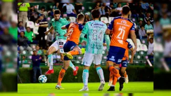El León de Larcamón derrotó 2-0 al Club Puebla en el Camp Nou