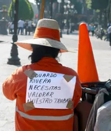 Trabajadores del municipio piden aumento salarial frente al ayuntamiento