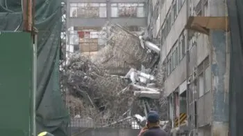 Colapsa edificio en demolición en San Antonio Abad, CDMX; rescatan a dos personas