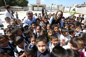 Alcalde y Susana Riestra saludan a estudiantes del ?Espinosa Yglesias?