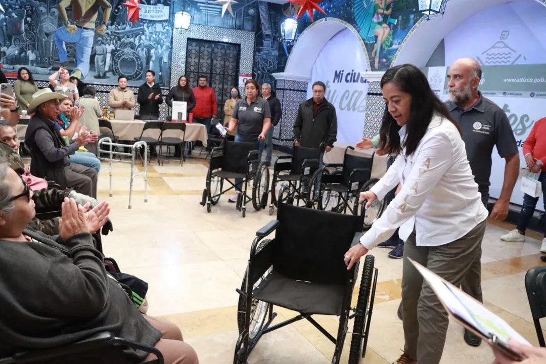Ariadna Ayala entrega aparatos ortopédicos a personas con discapacidad en Atlixco