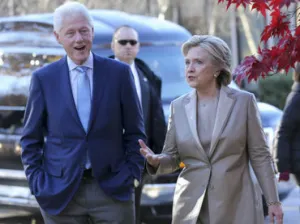 Hillary Clinton emite su voto