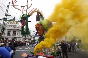 Alebrijes monumentales llenan el Centro de color y fantasía