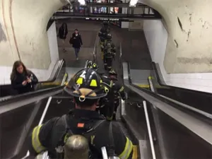 Desalojan a 550 personas del Metro de NY por humo; reportan saldo blanco