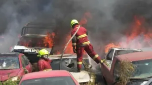 Se incendia corralón y se dañan 67 autos en Atlixco