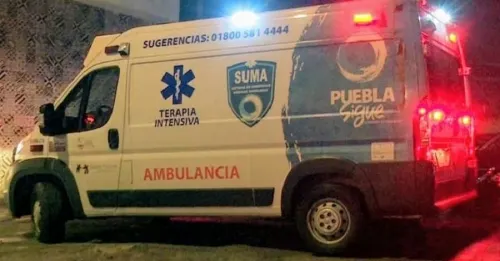 Pareja golpea a mecánico en la colonia Xonaca