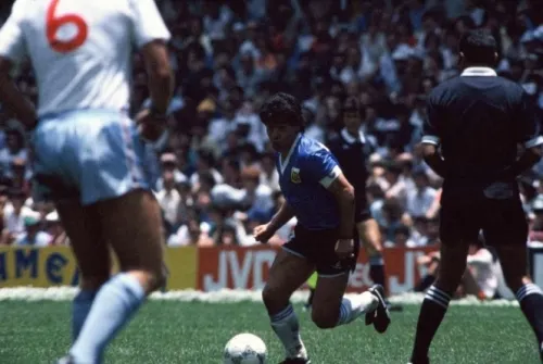 FIFA y PES recrean el gol de Maradona a los ingleses