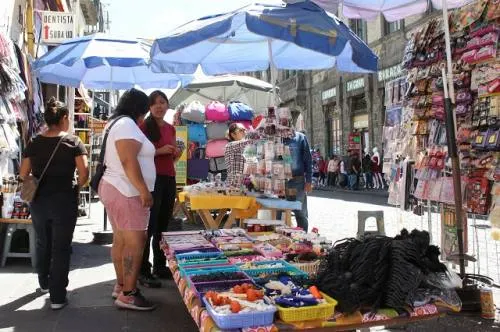 30 pesos diarios por metro cuadrado y mil 500 semestrales, lo que pagan ambulantes