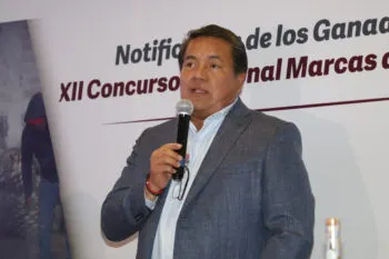 Desdeña Julio Huerta a la prensa para evitar entrevista; “no me voy a detener”, le advirtió a los reporteros que lo cuestionaban