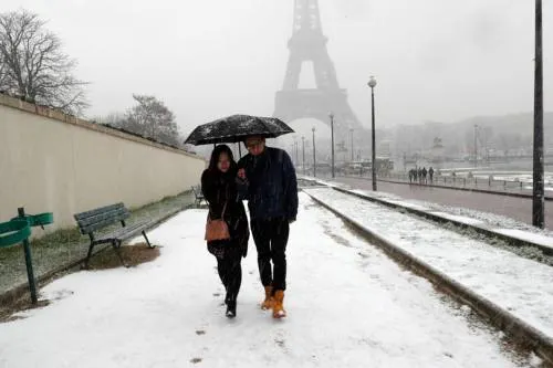 Nieve genera caos vial en París; cierran Torre Eiffel