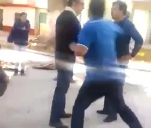 Hombre le reclama a edil de Santa Rita Tlahuapan sobre obra y lo golpean