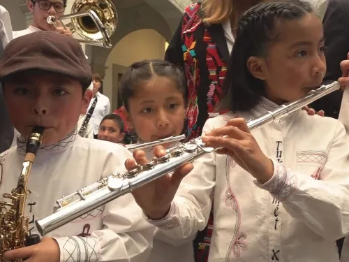 Les robaron sus instrumentos, pero hoy vuelven a hacer música
